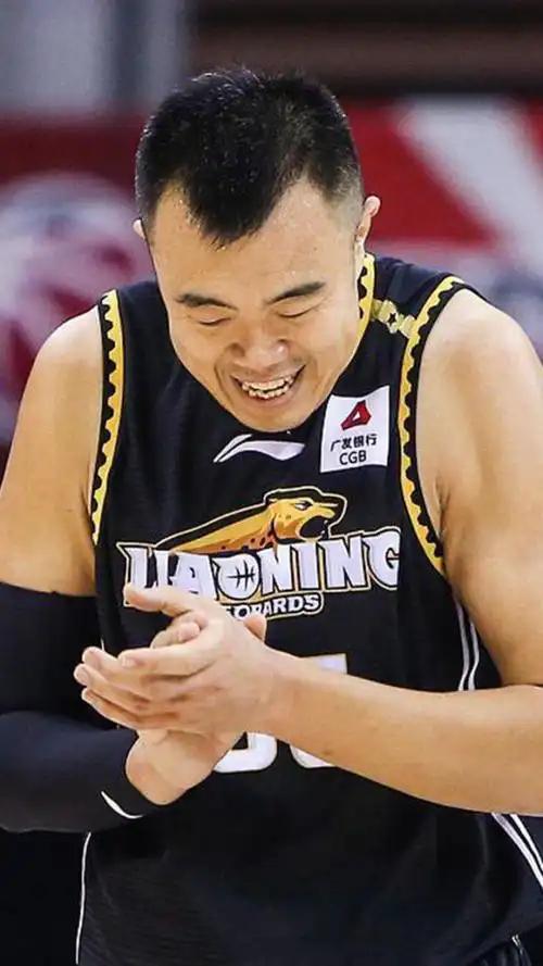CBA 半决赛 G3 辽宁男篮遭横扫，韩德君哽咽言论引退役猜测
