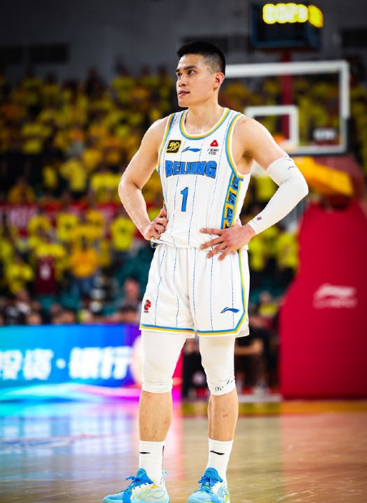 CBA 季后赛半决赛第三场：迪亚洛被陈盈骏推倒踩周琦脚崴伤回更衣室