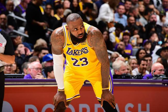 今年NBA季后赛首轮湖人遭横扫，詹姆斯去留成球迷焦点