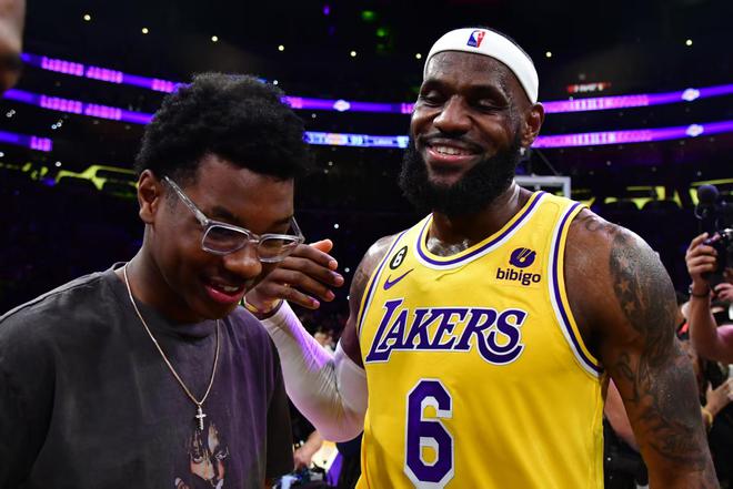 今年NBA季后赛首轮湖人遭横扫，詹姆斯去留成球迷焦点