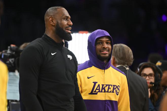 今年NBA季后赛首轮湖人遭横扫，詹姆斯去留成球迷焦点