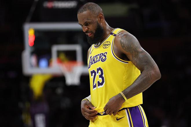 今年NBA季后赛首轮湖人遭横扫，詹姆斯去留成球迷焦点