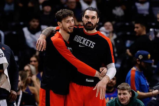 NBA 季后赛勇士与火箭关键 G6 战：激烈角逐，比分紧咬