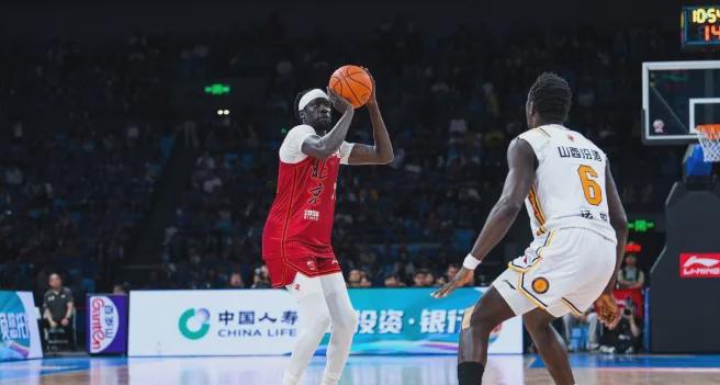 北京时间5月3日北京男篮晋级CBA总决赛，许利民表扬奥莫特