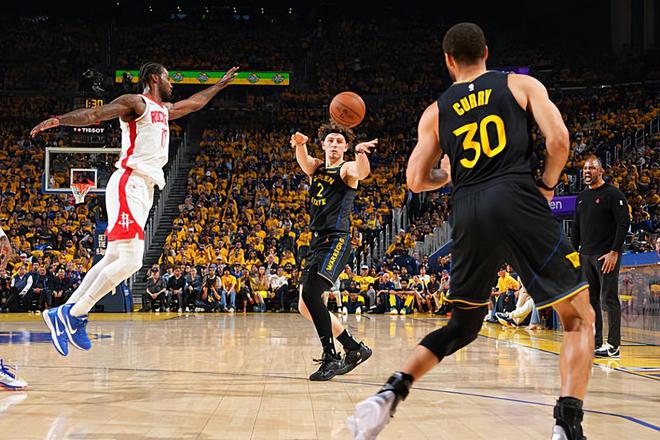 NBA季后赛火箭胜勇士扳平总比分，G7大战一触即发，勇士调整阵容或酿失利