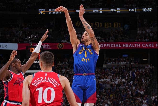 NBA季后赛掘金胜快船晋级，小迈克尔-波特回暖仍带伤作战