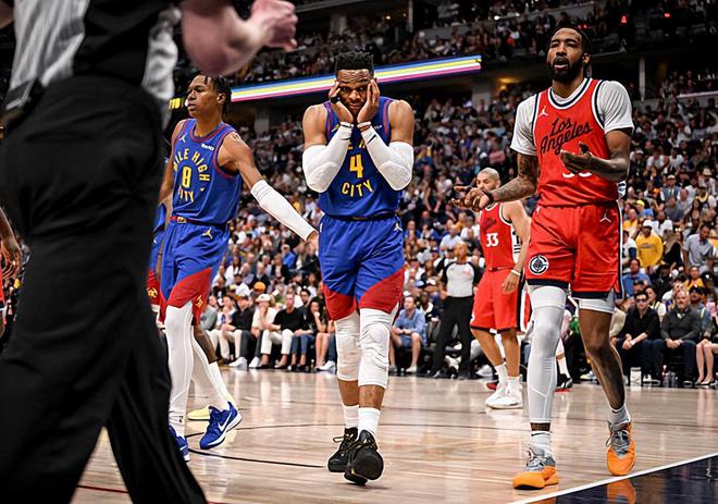 NBA季后赛掘金胜快船晋级，小德里克-琼斯表现可圈可点