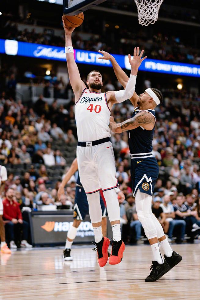 NBA 季后赛：掘金主场胜快船晋级，祖巴茨表现中规中矩