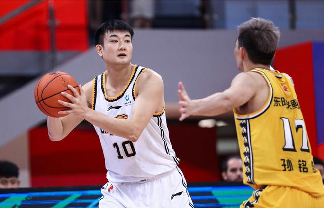 5月4日晚CBA辽宁男篮前锋丛明晨正式退役，背后原因令人深思