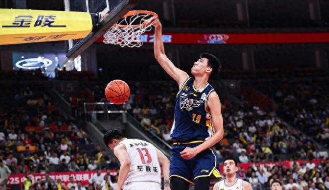 身高2米26的广东宏远内线新星徐昕即将赴美特训，潜力究竟如何？