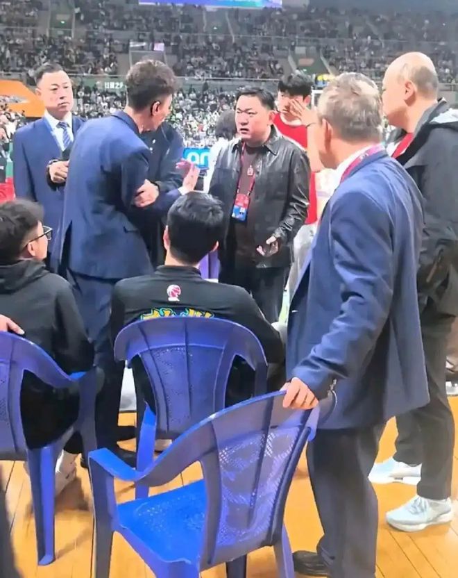 辽宁男篮与广厦男篮系列赛结束闹剧仍在继续，椅子风波引关注