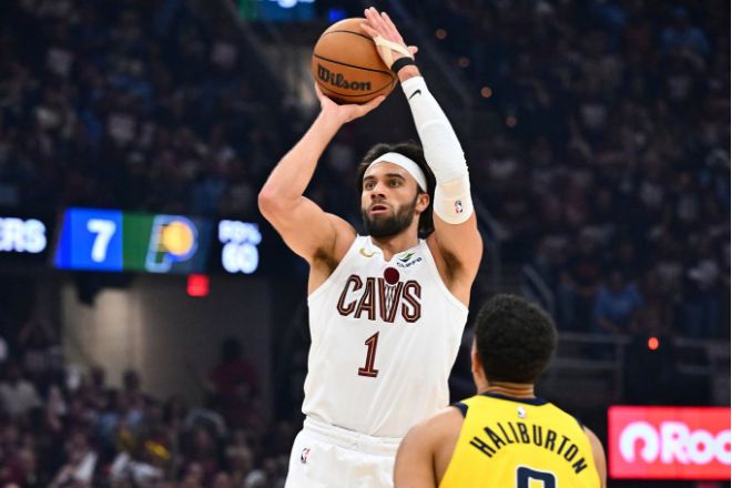 NBA东部半决赛：步行者胜骑士先拔头筹，马克斯-斯特鲁斯表现不佳