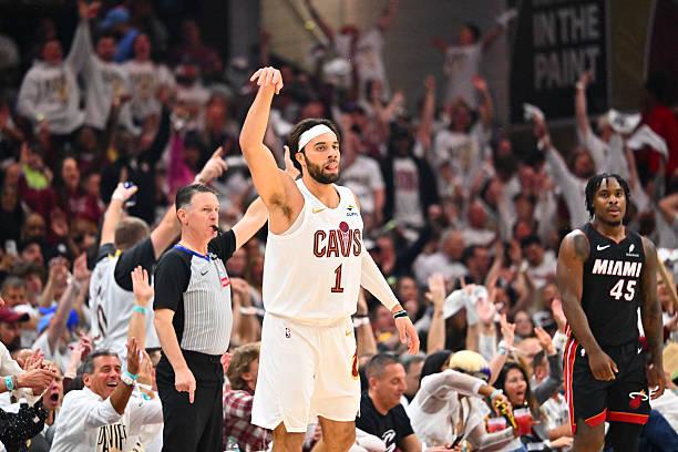 NBA东部半决赛：步行者胜骑士先拔头筹，马克斯-斯特鲁斯表现不佳