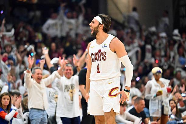NBA东部半决赛：步行者胜骑士先拔头筹，马克斯-斯特鲁斯表现不佳