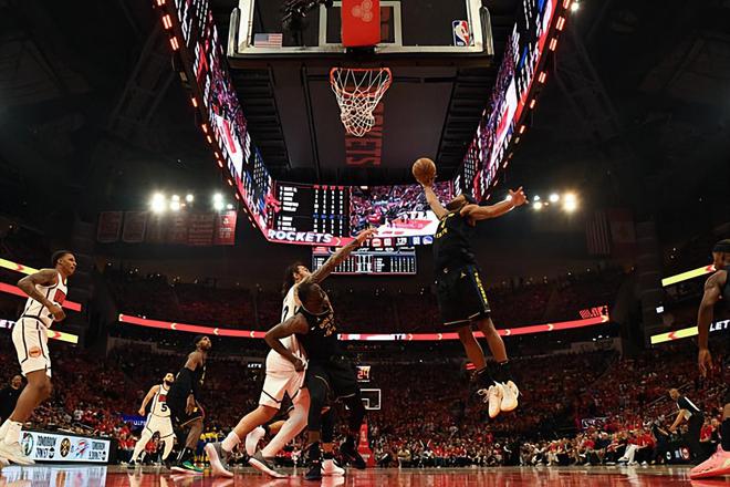 NBA 季后赛：金州勇士胜休斯顿火箭，摩西 - 穆迪表现欠佳