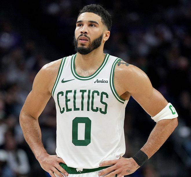 NBA季后赛首轮激战落幕，多组对决精彩纷呈，最佳球员悬念几何？