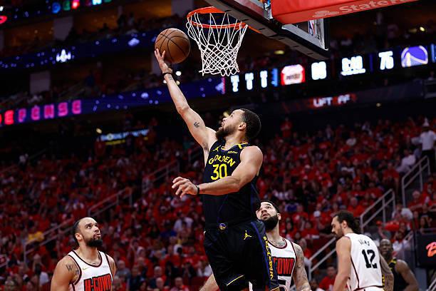 NBA 季后赛：金州勇士胜休斯顿火箭晋级，库里表现引关注