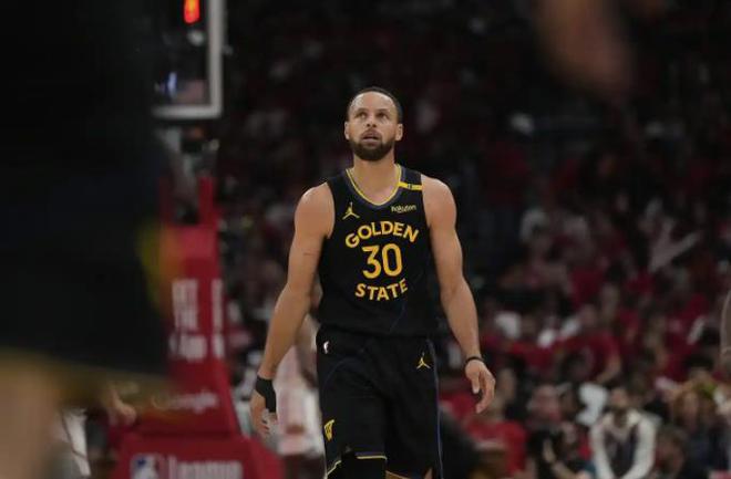 NBA西部首轮季后赛：金州勇士战胜火箭晋级，赛季交易引关注