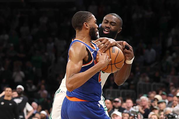 NBA东部半决赛G1：尼克斯惊天翻盘，布里奇斯表现亮眼