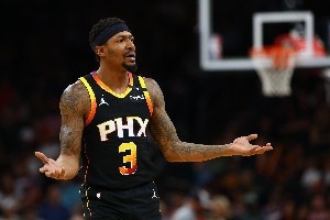 NBA球队给功勋球员丰厚回报或成双刃剑，布拉德利-比尔合同成桎梏