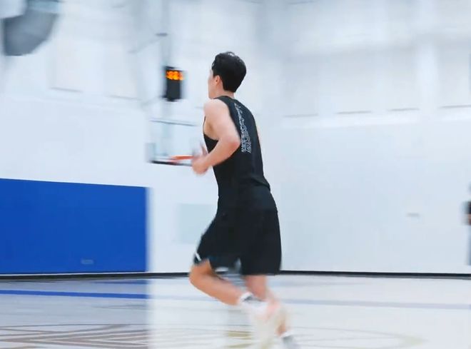 杨瀚森训练首日五小时，青岛官宣视频，强化挡拆与体能训练