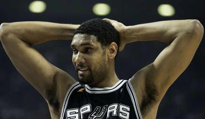 NBA历史最佳大前锋邓肯：防守影响力超巨，生涯盖帽成就瞩目