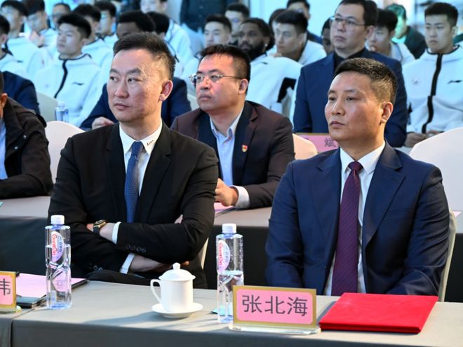 青岛男篮本赛季虽止步八强但表现可嘉，刘维伟获认可并完成续约