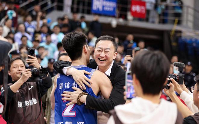 CBA 24 - 25赛季接近尾声，青岛男篮续约刘维伟引关注