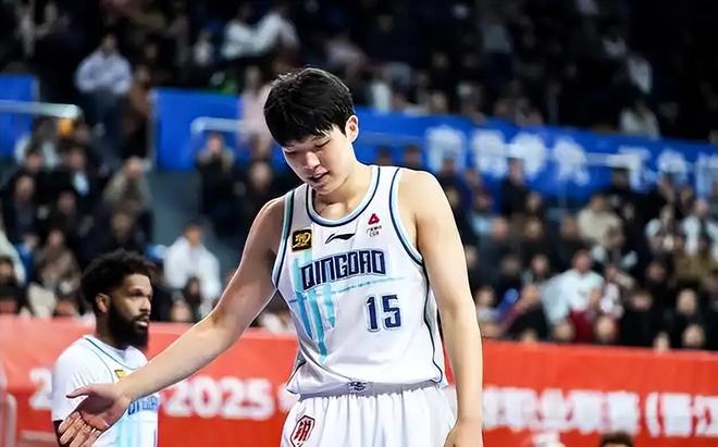 CBA青岛男篮与刘维伟续约，争议少帅凭实力留任