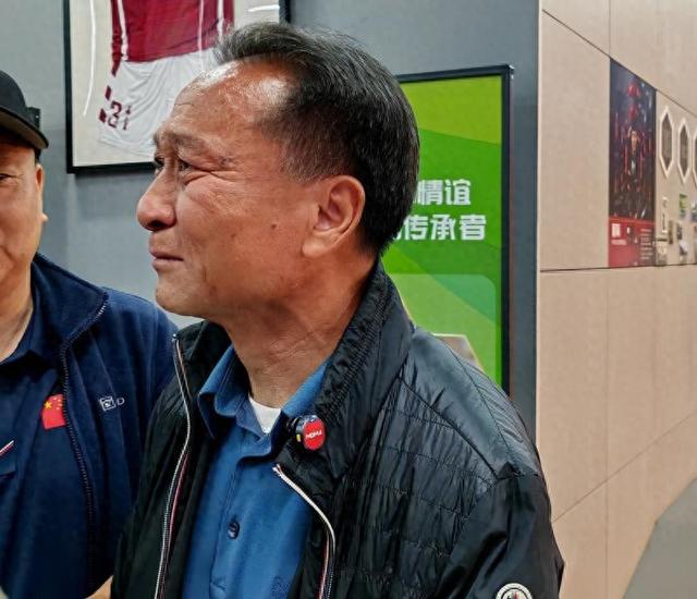 5月6日中梦足球博物馆一幕：沈祥福缅怀队友谷大泉泪洒当场