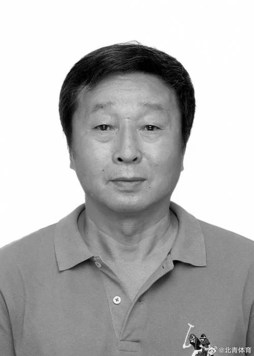 5月6日中梦足球博物馆一幕：沈祥福缅怀队友谷大泉泪洒当场