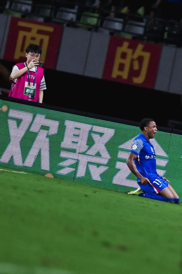榜首大战不敌蓉城后，两外援申花客战梅州艰难取胜暂回首位