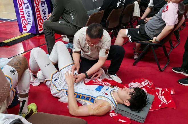 中国篮协终认 CBA 半决赛刘传兴对曾凡博犯规为误判，此前操作引争议