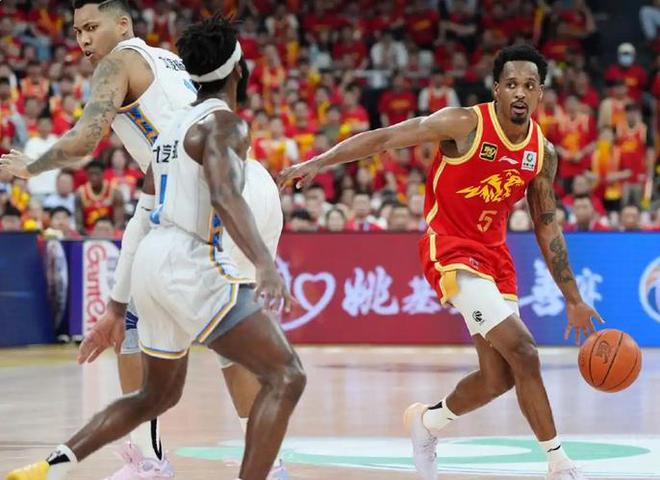 CBA 总决赛 G1：北京首钢胜浙江广厦，布朗孙铭徽低迷成关键