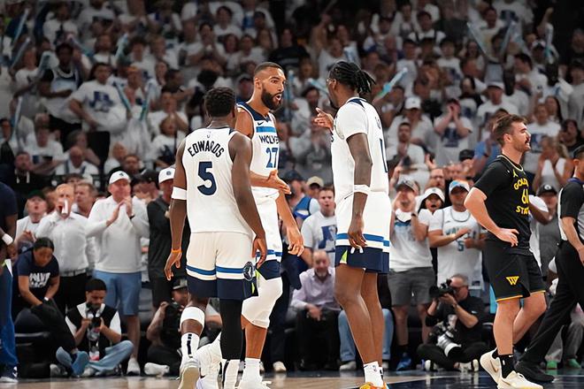 NBA 西部半决赛 G1：金州勇士以下克上，鲁迪-戈贝尔表现引关注