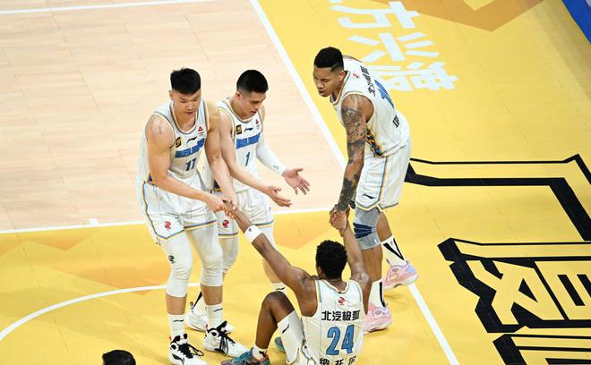 5月7日晚CBA决赛首战打响，北京开门红广厦陷困境