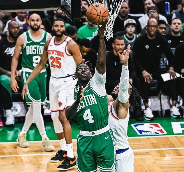 NBA季后赛：凯尔特人尼克斯激战，尼克斯连续两场落后20分大逆转