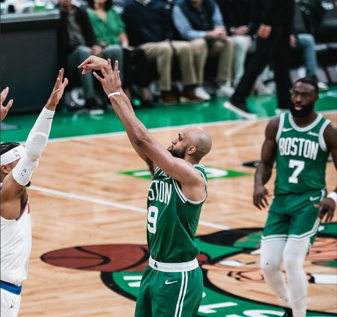 NBA季后赛：凯尔特人尼克斯激战，尼克斯连续两场落后20分大逆转