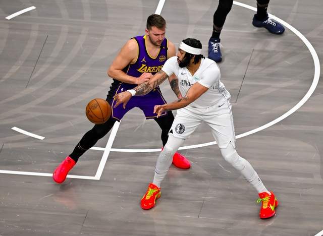 北京时间5月8日NBA季后赛场外疯狂一夜：库里伤情及其他赛事动态