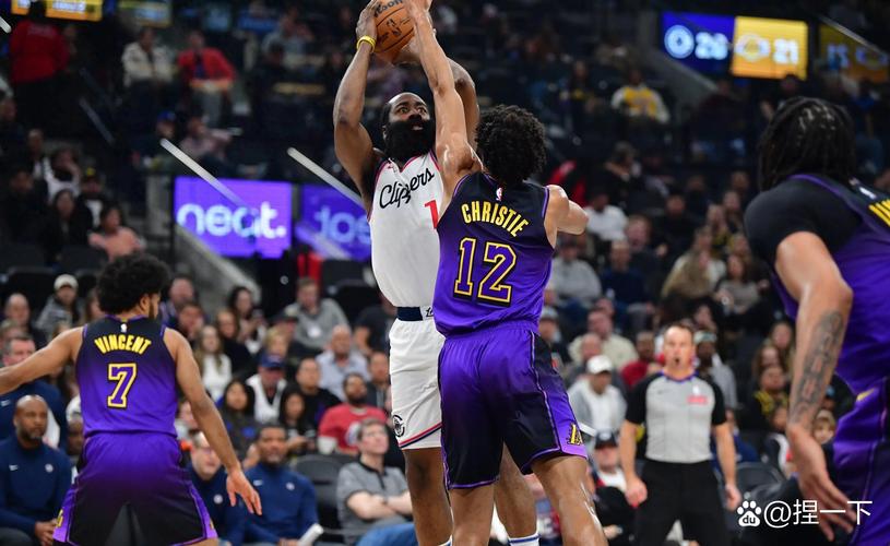 NBA季后赛：第二场比赛上半场掘金队被雷霆队彻底羞辱
