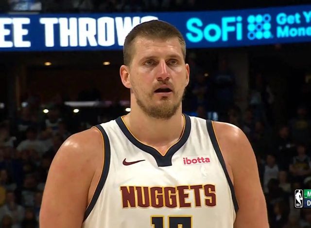 NBA 季后赛西部半决赛：雷霆半场领先掘金 31 分改写历史