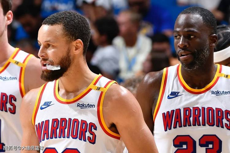 2025年NBA季后赛第二轮激战正酣，勇士队因库里受伤存恐慌