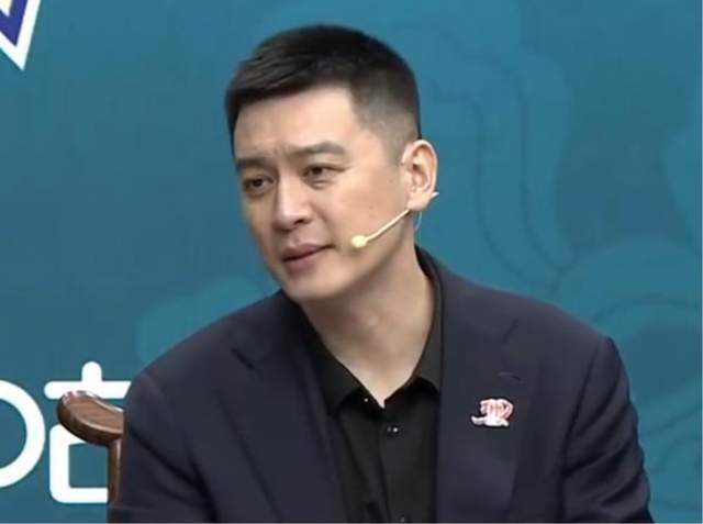 辽宁被淘汰后杨鸣休赛季连轴转，CBA与NBA解说展现多样风采