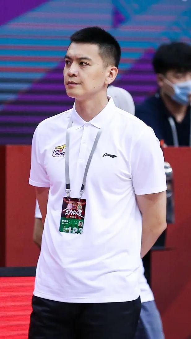 辽宁被淘汰后杨鸣休赛季连轴转，CBA与NBA解说展现多样风采