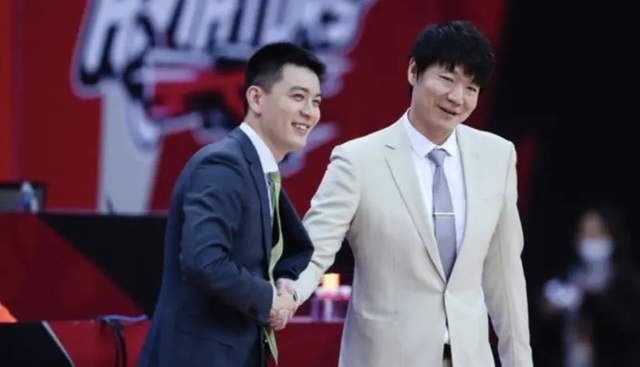 辽宁被淘汰后杨鸣休赛季连轴转，CBA与NBA解说展现多样风采