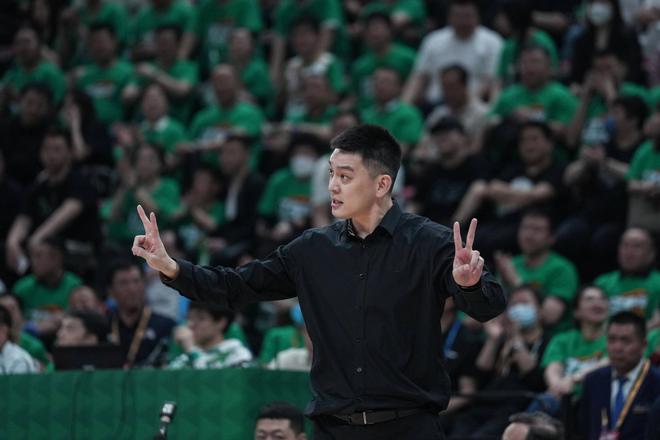 杨鸣与杜锋本赛季征程结束，为何遭球迷质疑执教能力？