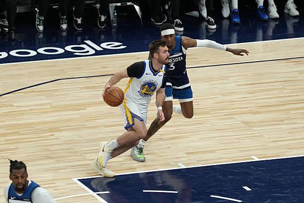 NBA 季后赛森林狼胜勇士扳平比分，斯潘塞低迷表现成焦点