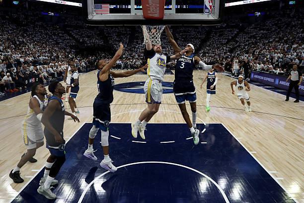 NBA 季后赛森林狼胜勇士扳平比分，斯潘塞低迷表现成焦点