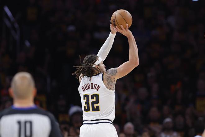 NBA 季后赛掘金与雷霆激战，掘金加时 113 - 104 获胜总比分 2 - 1 领先