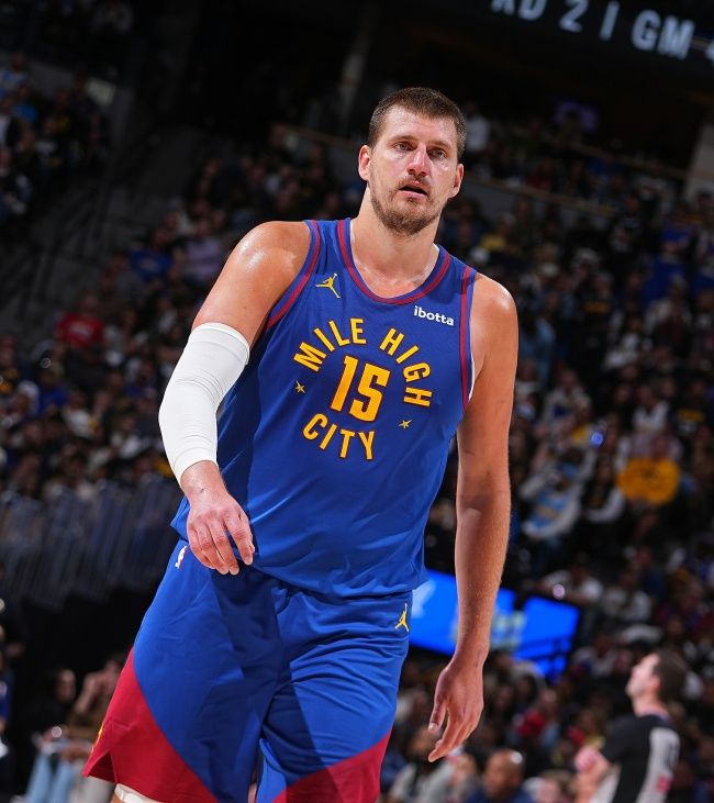 今日NBA西部半决赛G3：掘金逆转雷霆，约基奇低效却伟大创历史